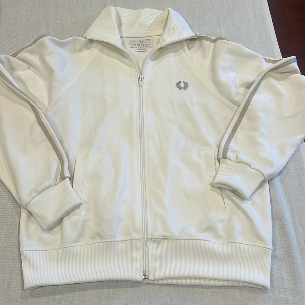 B0560 FRED PERRY Jacket in white color. SZ Small